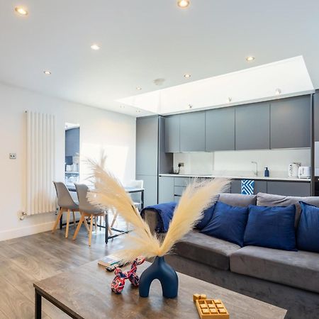 Stylish 2-Bed Flat In The Heart Of West Hampstead Lägenhet London Exteriör bild