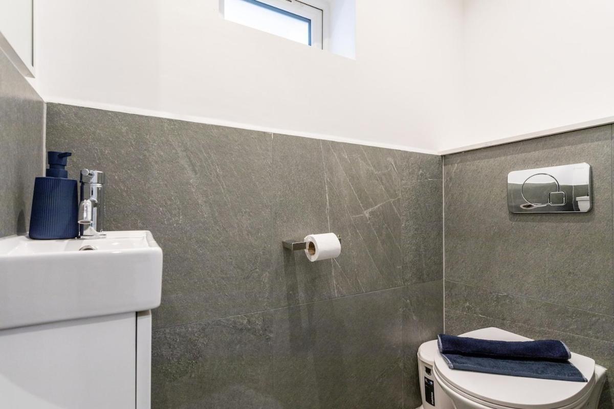 Stylish 2-Bed Flat In The Heart Of West Hampstead Lägenhet London Exteriör bild