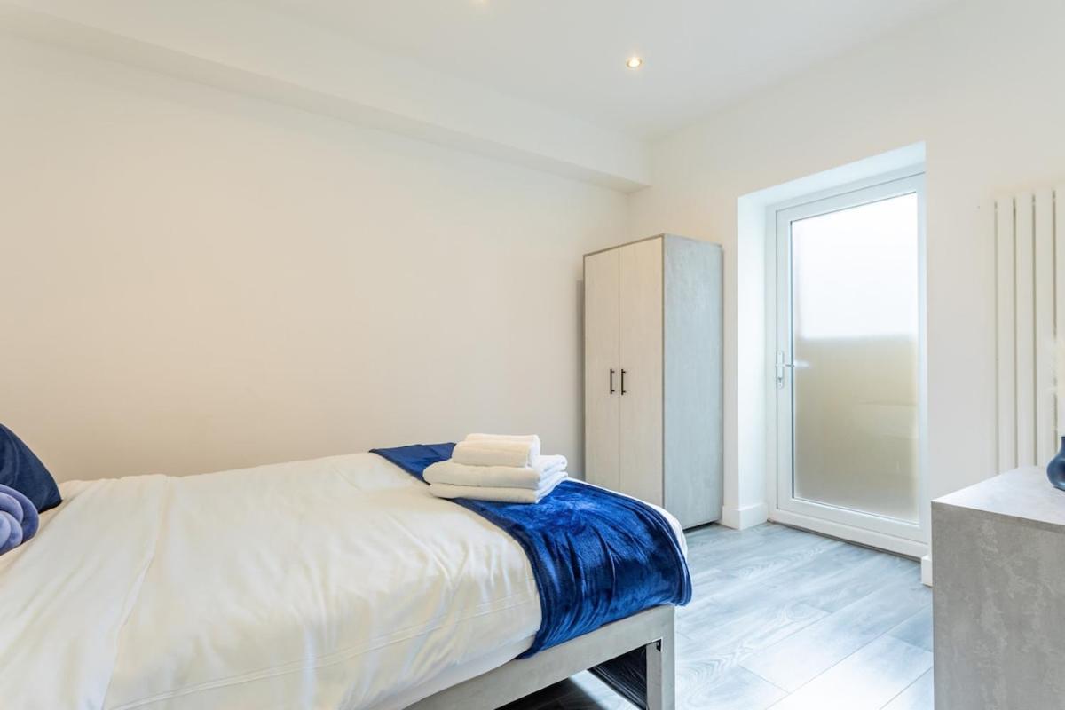Stylish 2-Bed Flat In The Heart Of West Hampstead Lägenhet London Exteriör bild