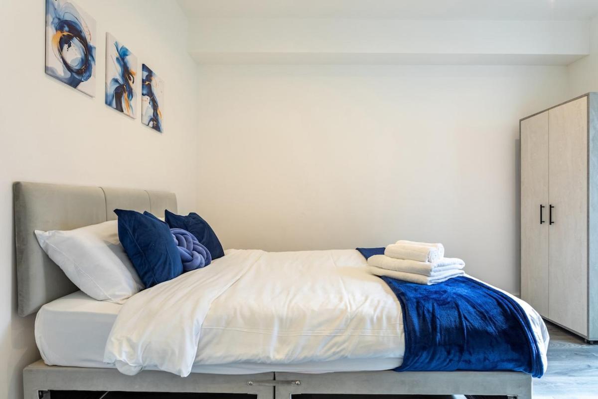 Stylish 2-Bed Flat In The Heart Of West Hampstead Lägenhet London Exteriör bild