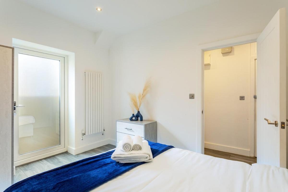 Stylish 2-Bed Flat In The Heart Of West Hampstead Lägenhet London Exteriör bild