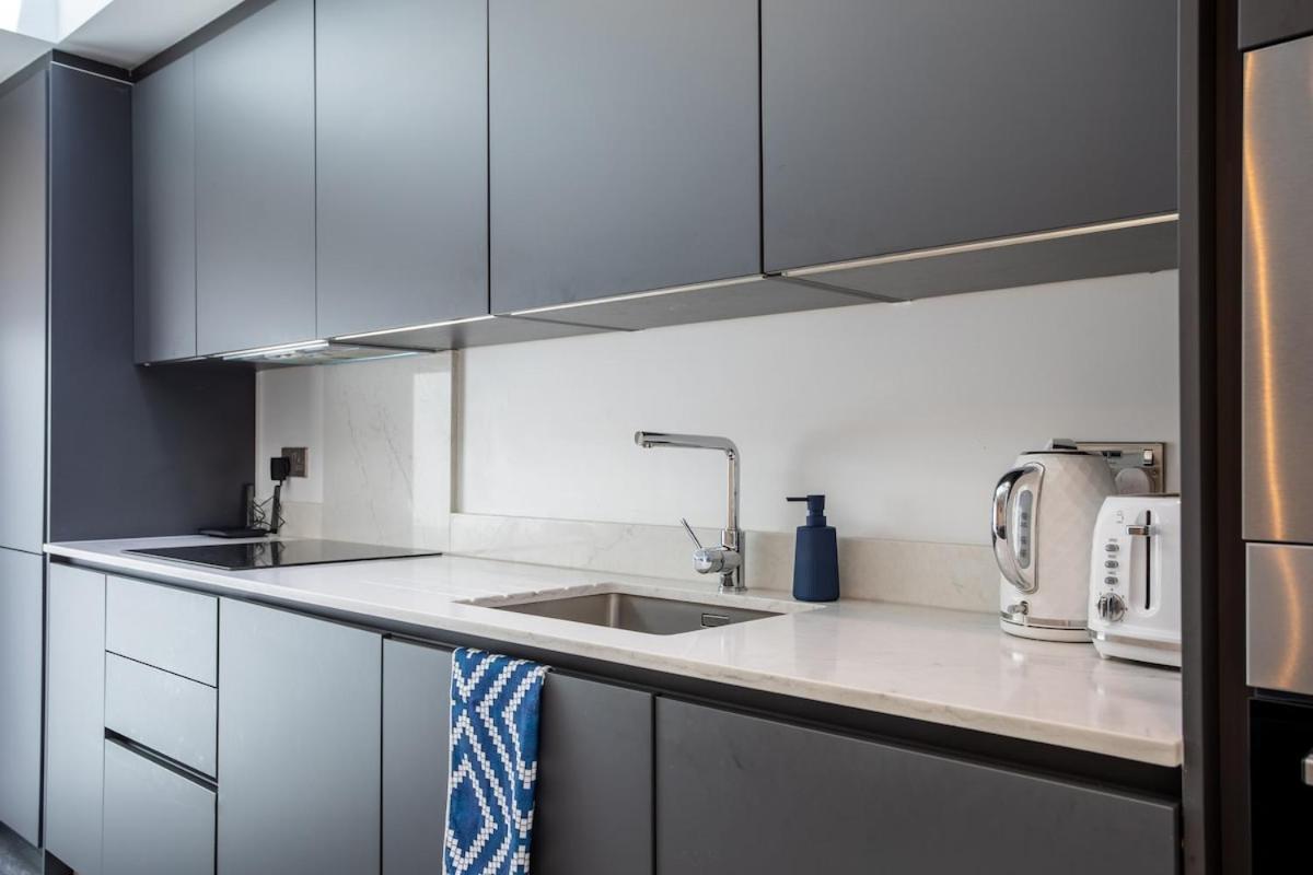 Stylish 2-Bed Flat In The Heart Of West Hampstead Lägenhet London Exteriör bild