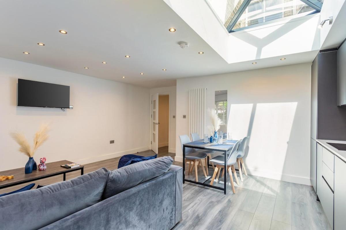 Stylish 2-Bed Flat In The Heart Of West Hampstead Lägenhet London Exteriör bild