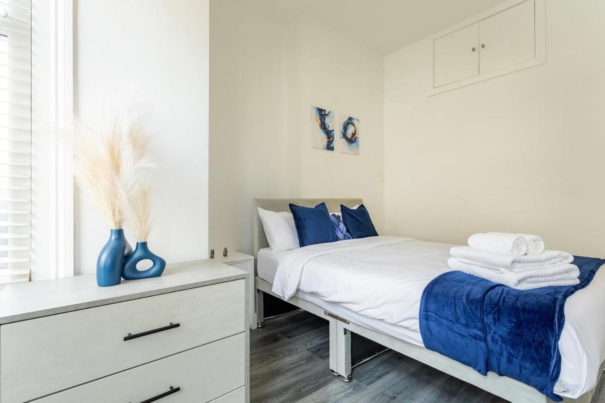 Stylish 2-Bed Flat In The Heart Of West Hampstead Lägenhet London Exteriör bild