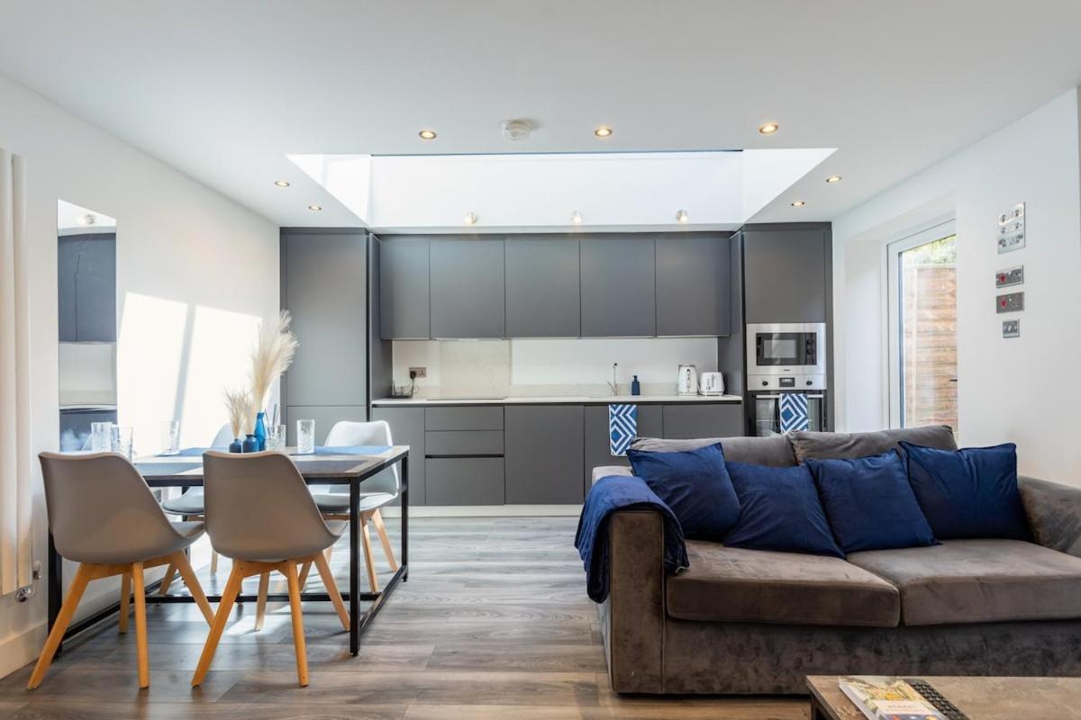 Stylish 2-Bed Flat In The Heart Of West Hampstead Lägenhet London Exteriör bild