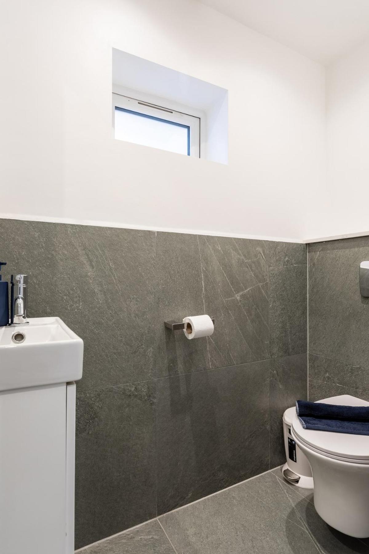 Stylish 2-Bed Flat In The Heart Of West Hampstead Lägenhet London Exteriör bild