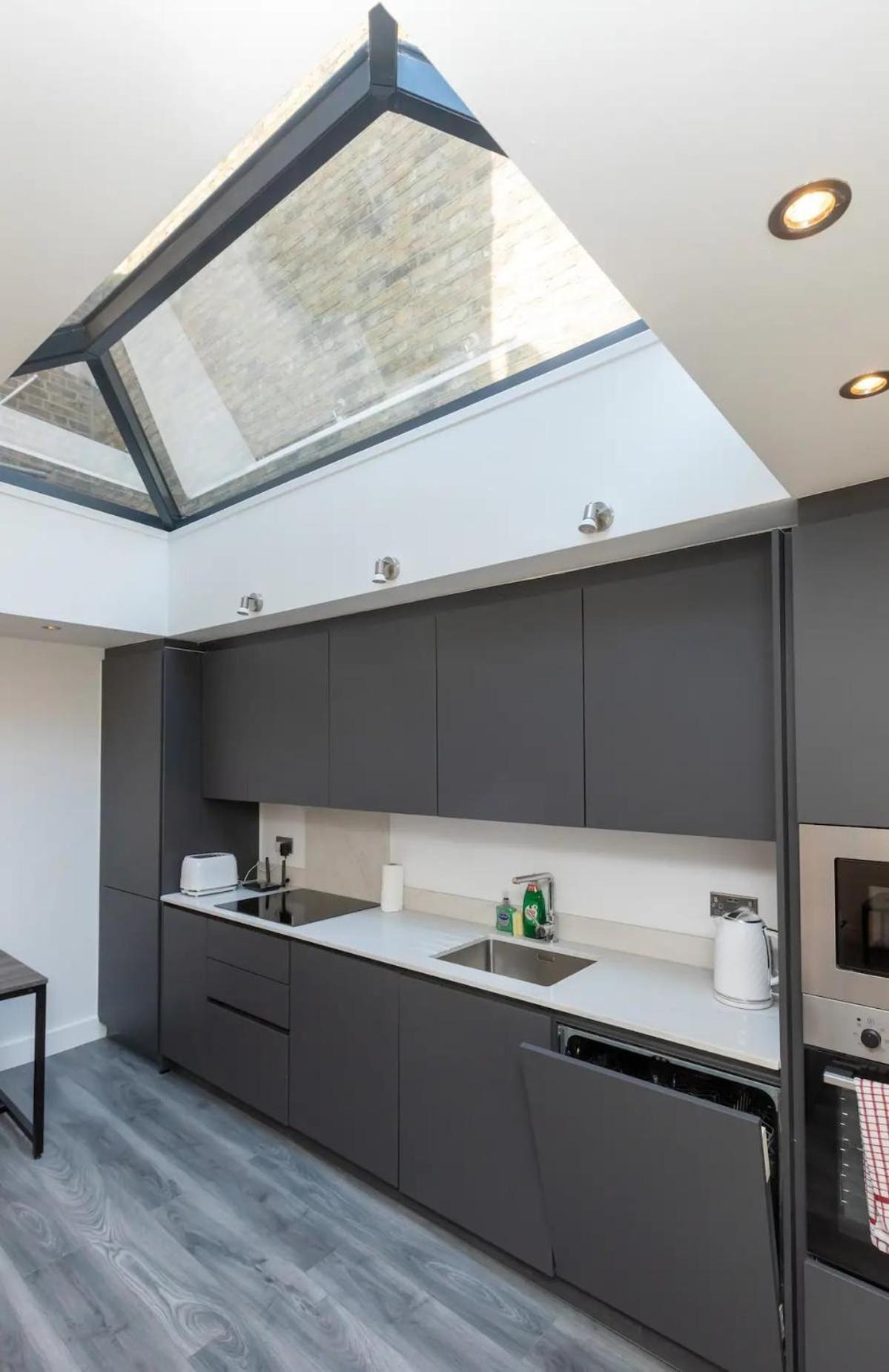 Stylish 2-Bed Flat In The Heart Of West Hampstead Lägenhet London Exteriör bild