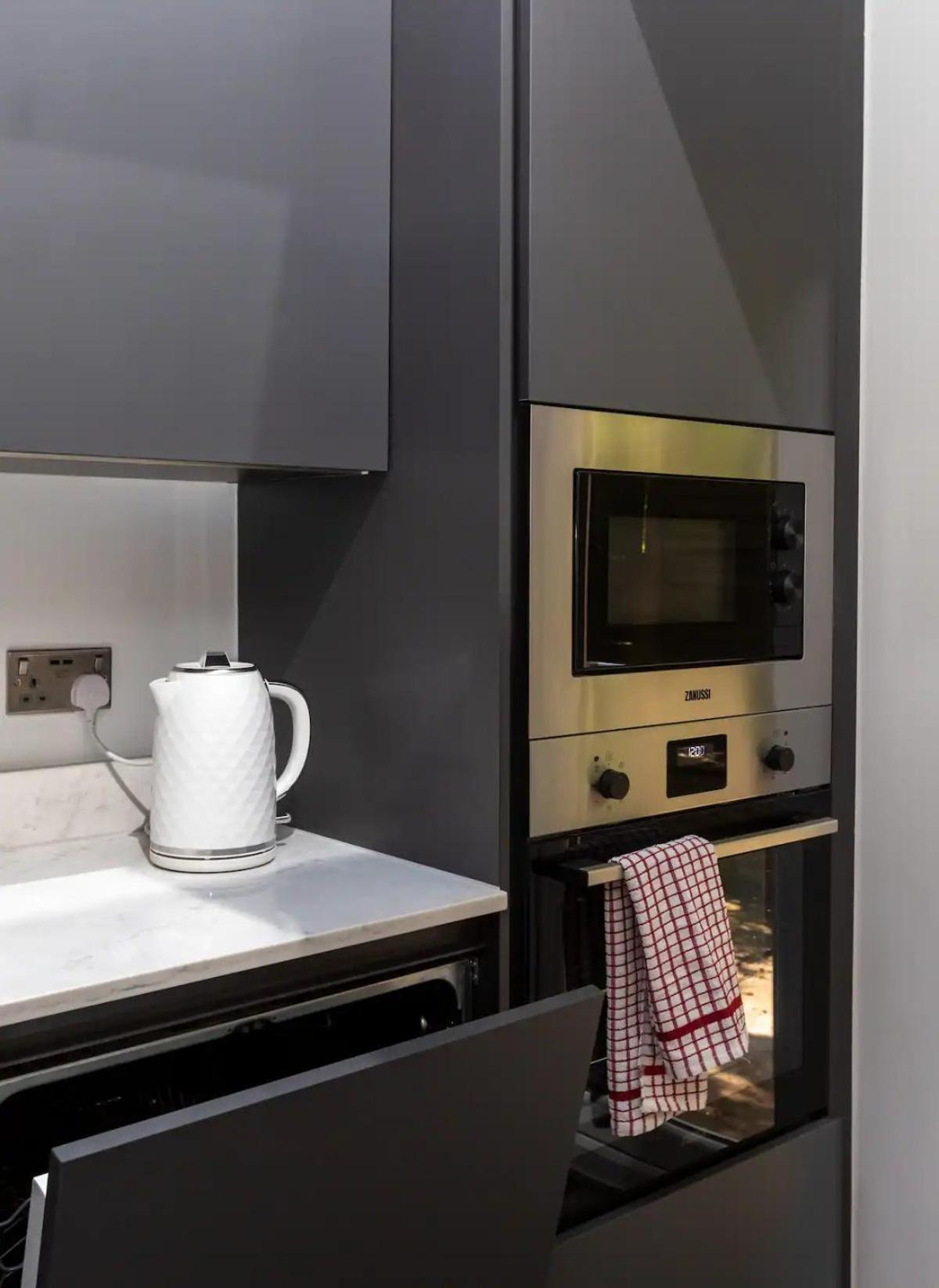 Stylish 2-Bed Flat In The Heart Of West Hampstead Lägenhet London Exteriör bild